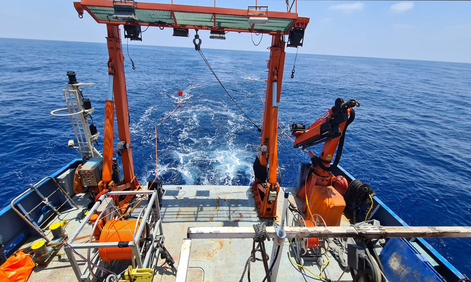 ציוד הסייסמי למיפוי הגיאופיסי מותקן על ספינתת המחקר בת גלים